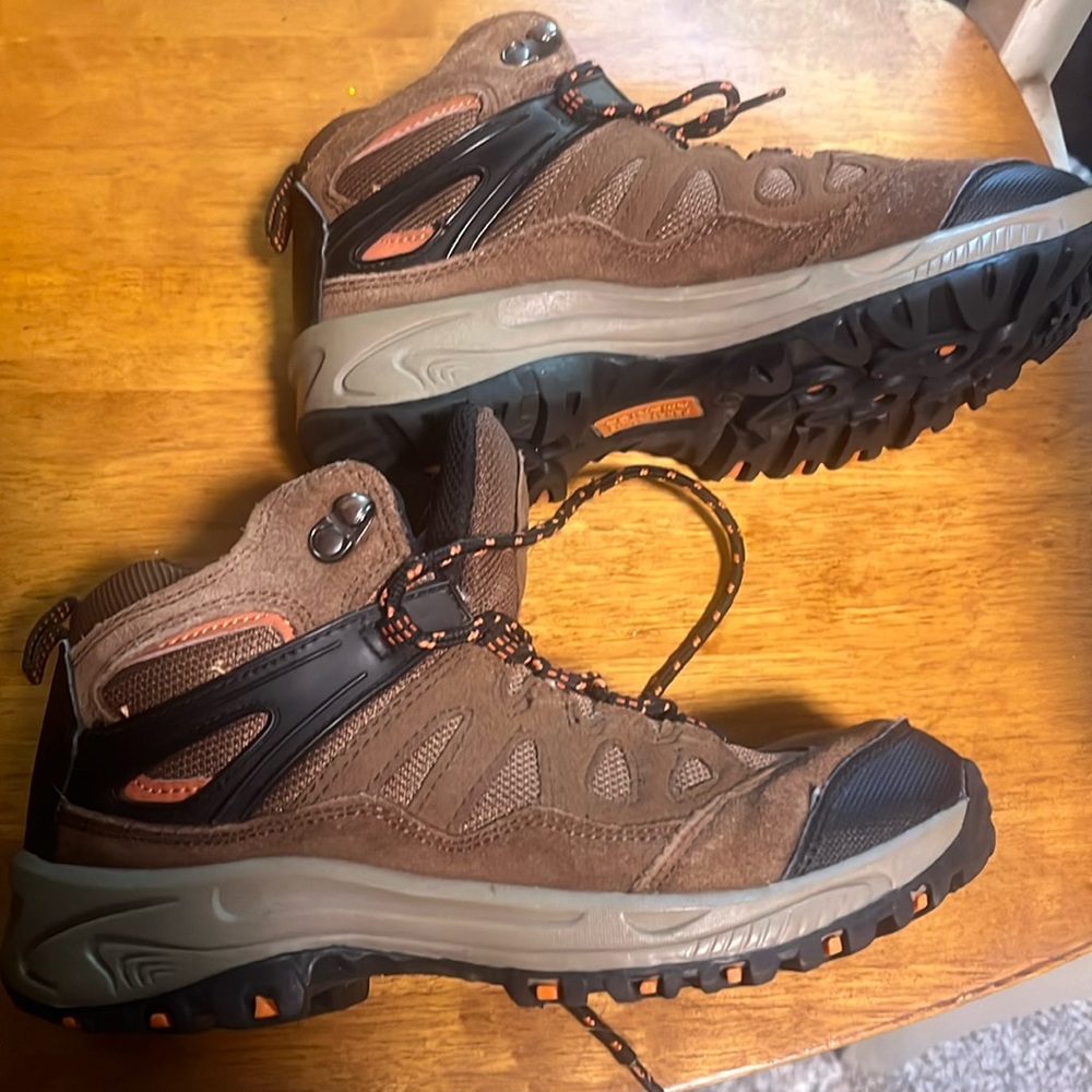 Perry Ellis boys hiking winter boots size 4. Great condition.